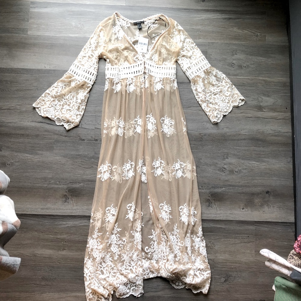 Gorgeous lace detail kimono